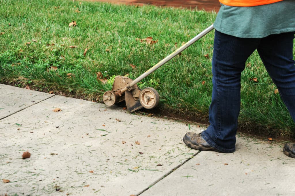 How to Edge a Lawn in 4 Simple Steps